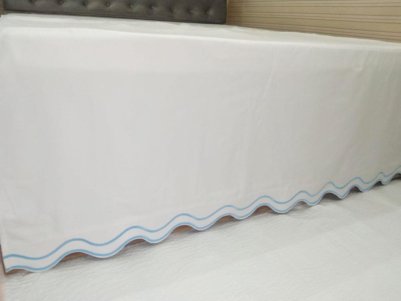 Double scalloped embroidery Bedskirt-400 Thread Count White Cotton Sateen Bed Skirt Three Sided Coverage with Platform