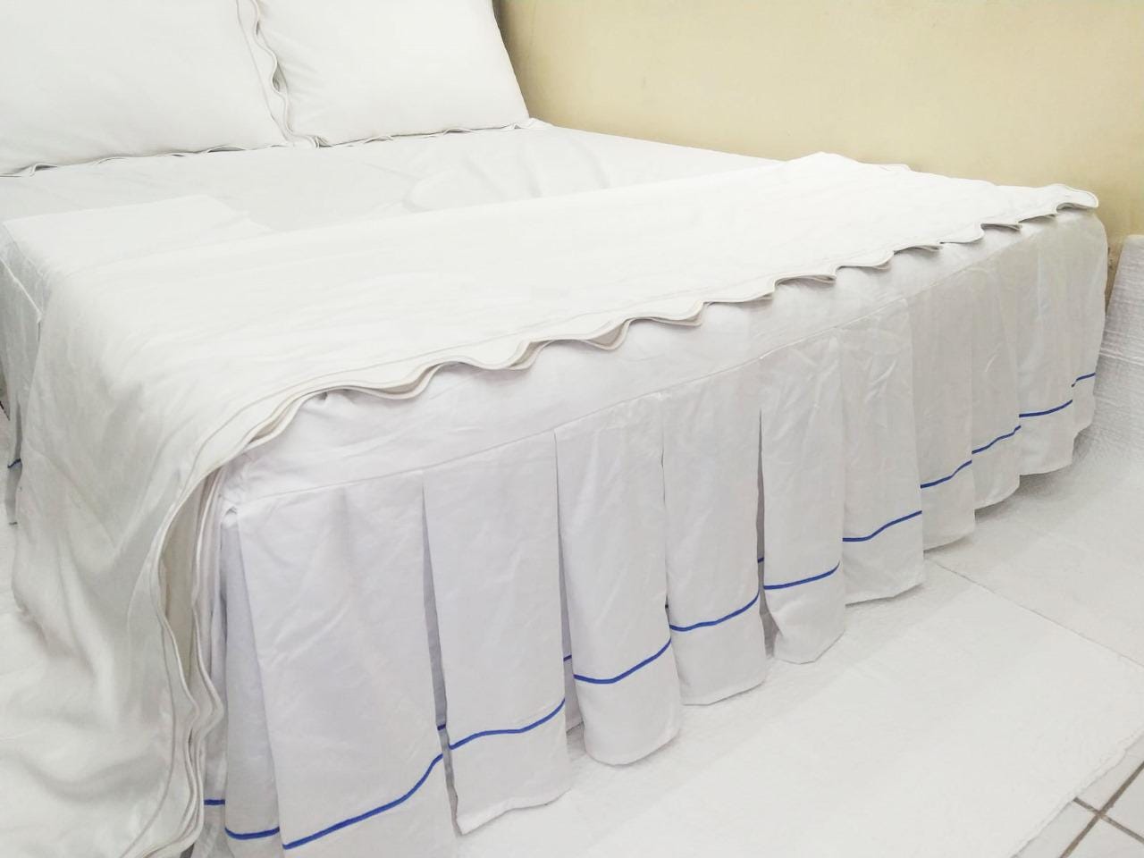 Pleated Single embroidery Bedskirt-400 Thread Count White Cotton Sateen Bed Skirt Three Sided Coverage with Platform