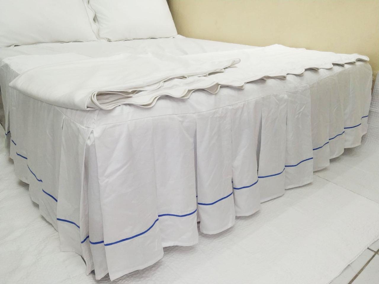 Pleated Single embroidery Bedskirt-400 Thread Count White Cotton Sateen Bed Skirt Three Sided Coverage with Platform