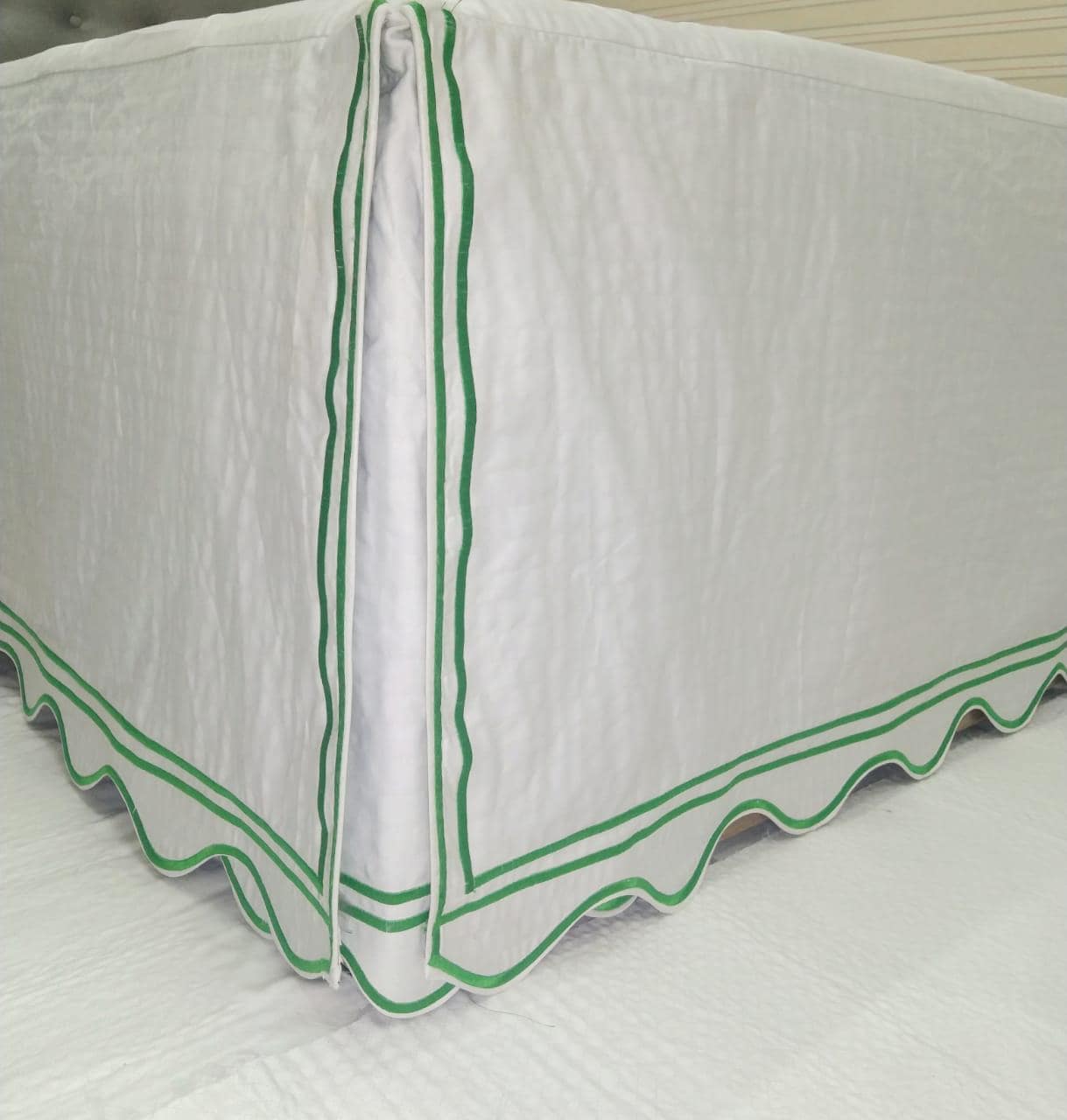 Scalloped and Double border embroidery Horizontal Cotton Quilted Bed Skirt 500 Thread Count White Cotton Sateen Bed Skirt Three Sided Covera