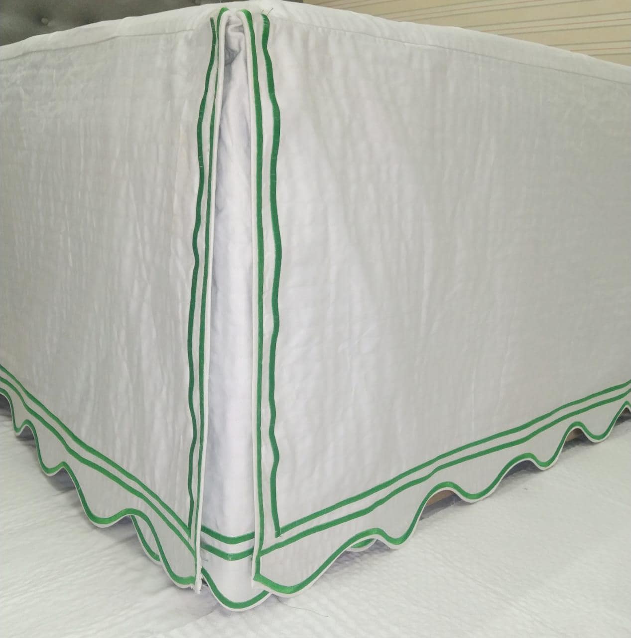 Scalloped and Double border embroidery Horizontal Cotton Quilted Bed Skirt 500 Thread Count White Cotton Sateen Bed Skirt Three Sided Covera