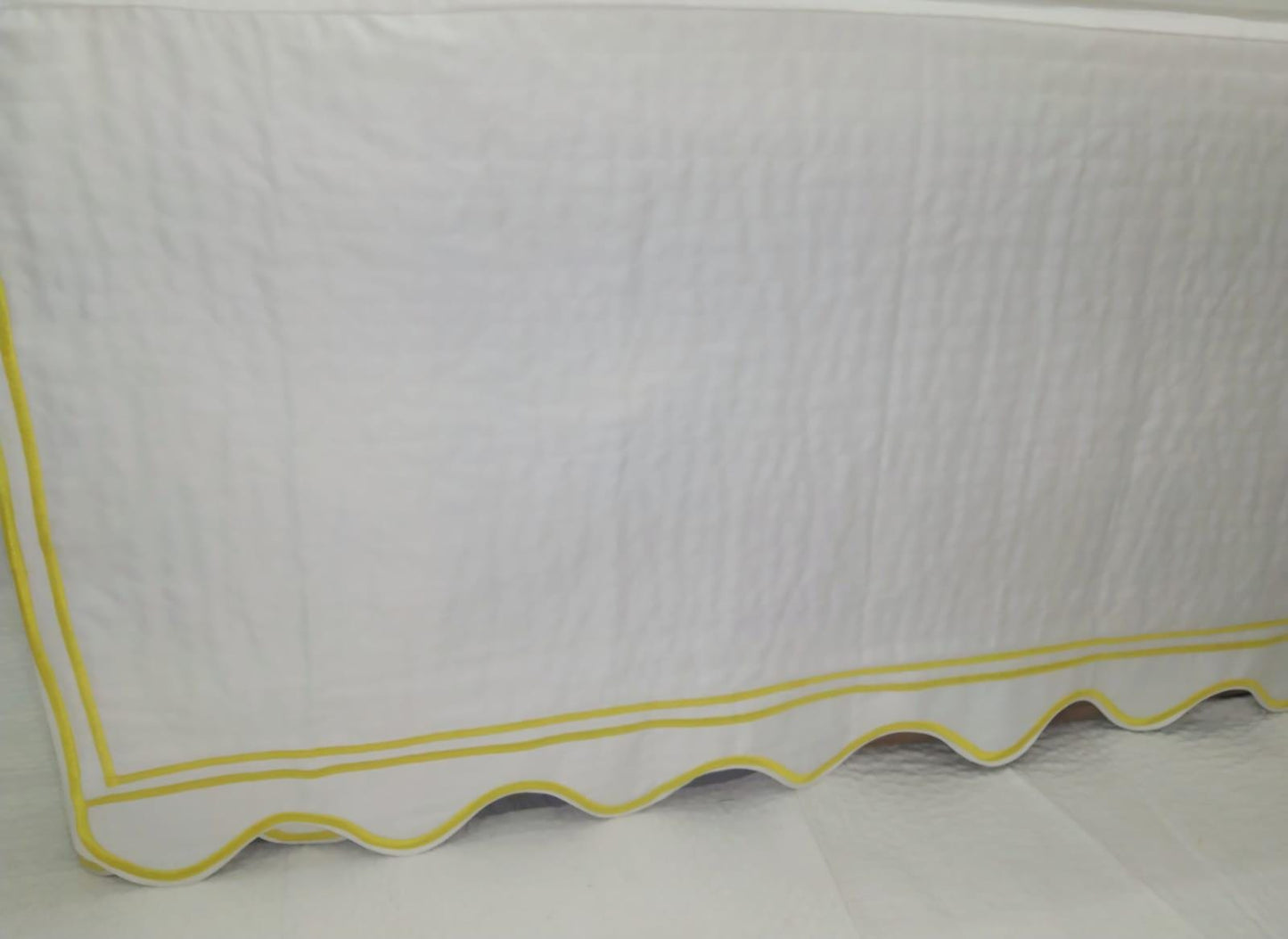 Scalloped and Double border embroidery Horizontal Cotton Quilted Bed Skirt 500 Thread Count White Cotton Sateen Bed Skirt Three Sided Covera